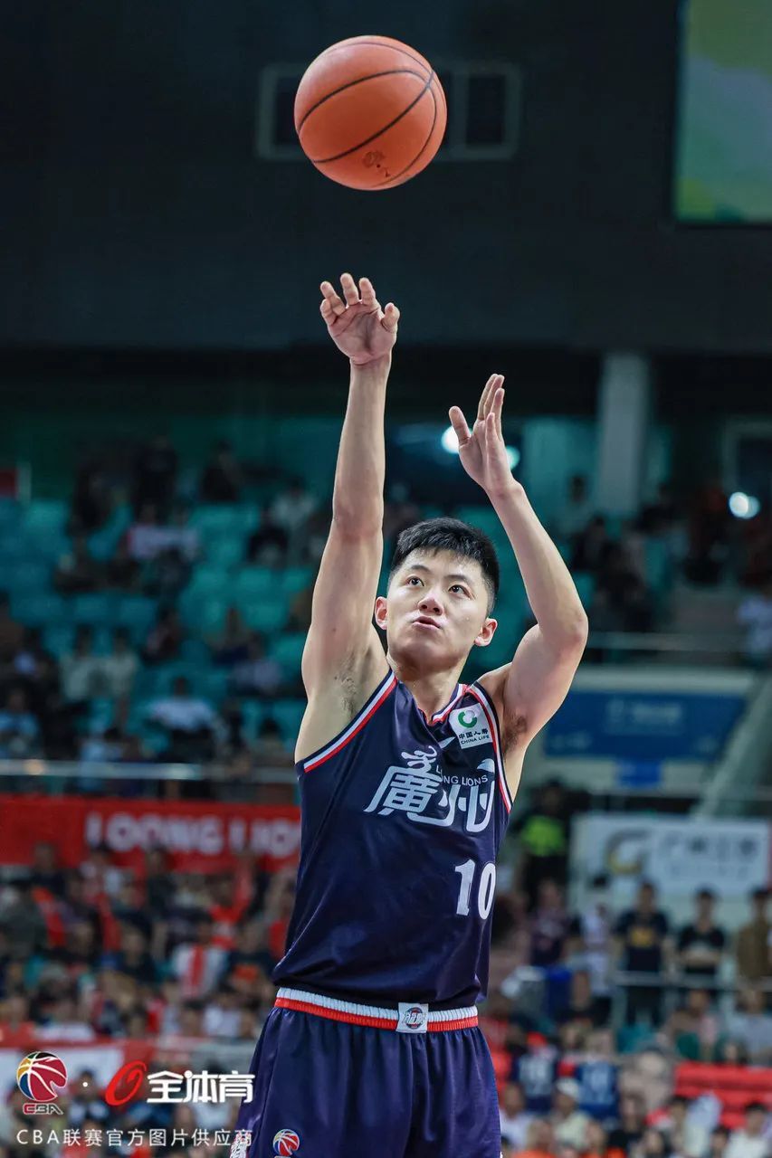 今夜孟菲斯灰熊备战CBA季后赛赛后犹他爵士调整名单，媒体一致点评：莱万多夫斯基迎来十二赛季高光表现的简单介绍