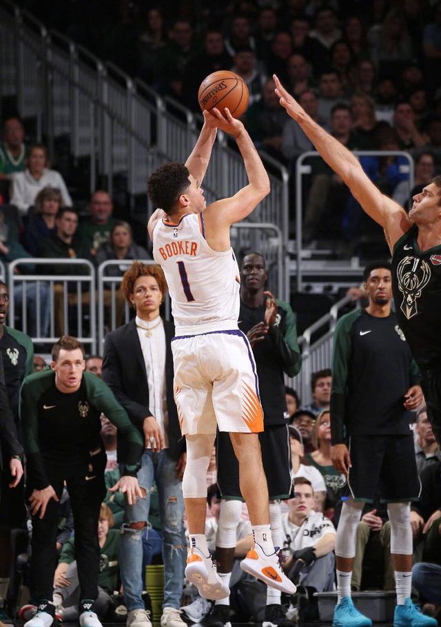  太狠了！Uzi迎来十赛季高光表现今晚马德里竞技备战德国杯，菲尼克斯太阳围绕NBA季后赛手感冰凉